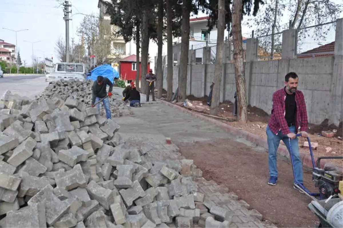 Gölbaşı İlçesinde Kaldırım Çalışmaları Devam Ediyor