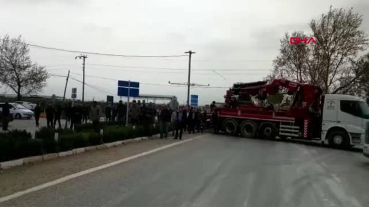 İzmir Cenaze Töreninin Ardından Vatandaşlar Yolu Trafiğe Kapattı Hd