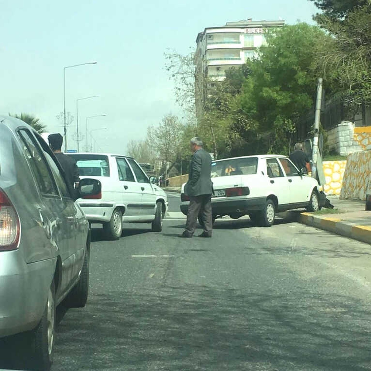 Kırmızı Işıklarda Duran Otomobiller Çarpıştı