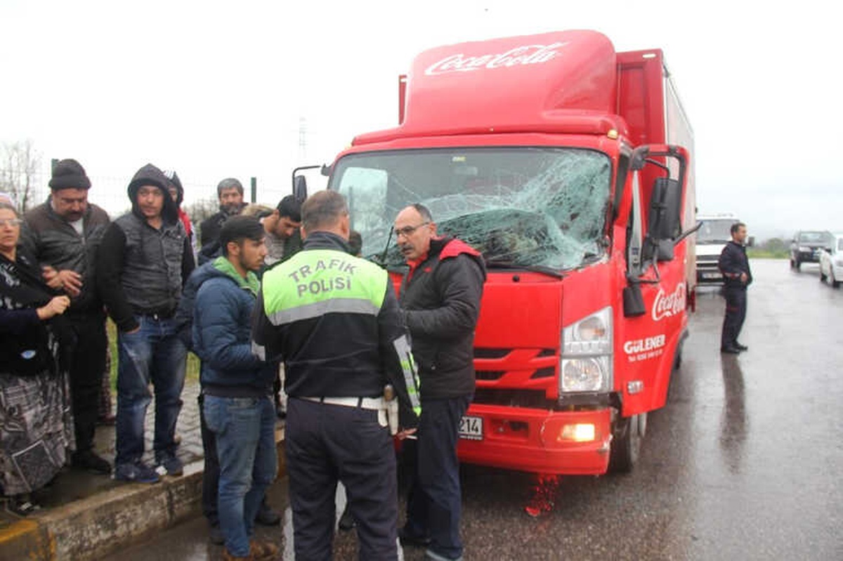 Kola Yüklü Kamyon Tıra Arkadan Çarptı: 1 Yaralı