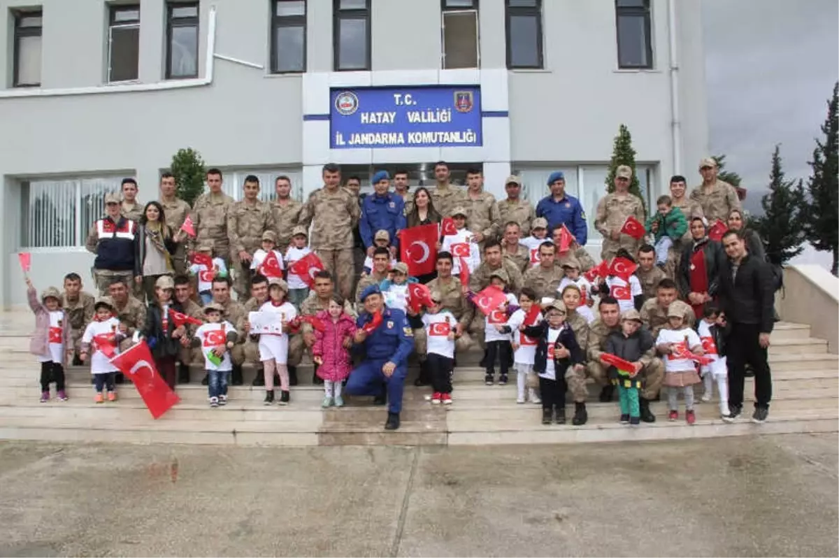 Mehmetçik Minikleri Bağrına Bastı