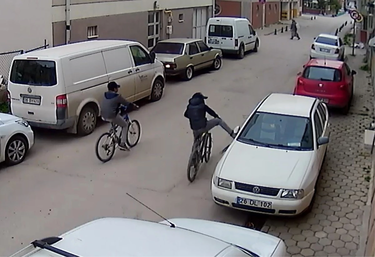 Park Halindeki Araçların Aynalarını Tekmeleyen Bisikletliler Kamerada