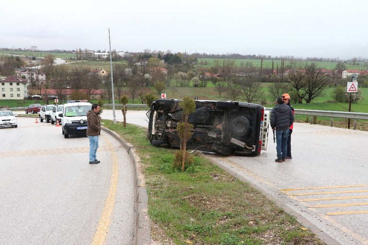 Refüje Çarpan Otomobil Devrildi: 2 Yaralı