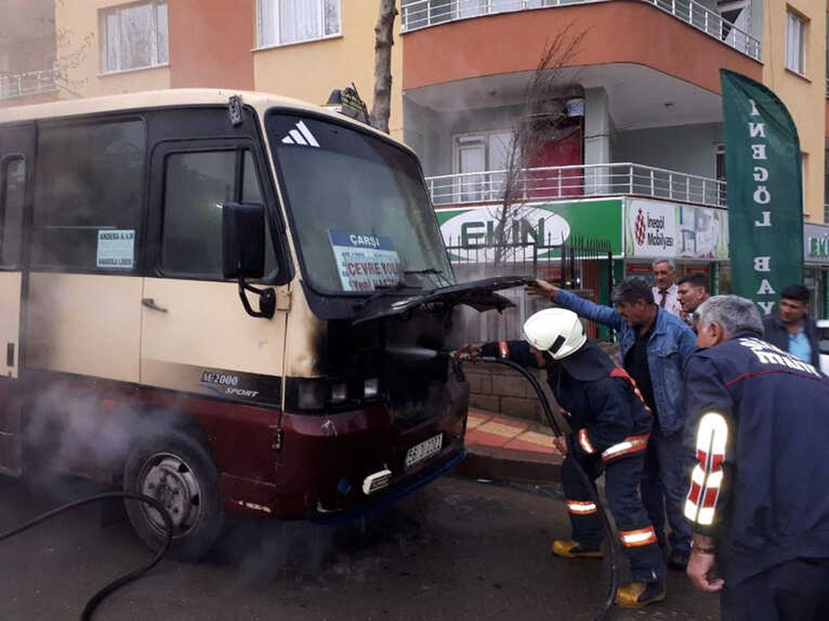 Siirt\'te Seyir Halindeki Minibüs Alev Aldı
