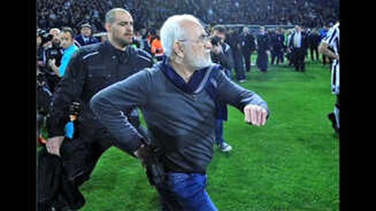 Silahla Sahaya Giren Paok Başkanı Savvidis\'e 3 Yıl Men Cezası