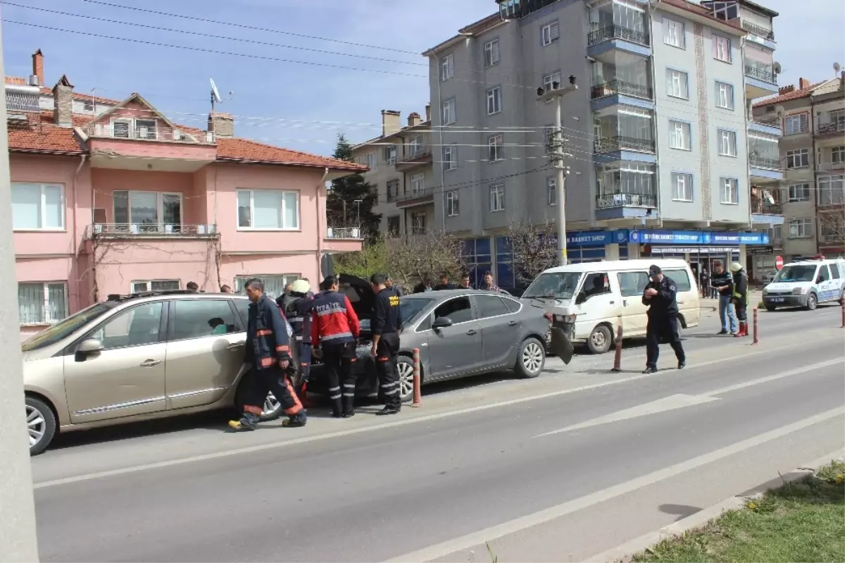 Tavşanlı\'da Zincirleme Trafik Kazası: 1 Yaralı