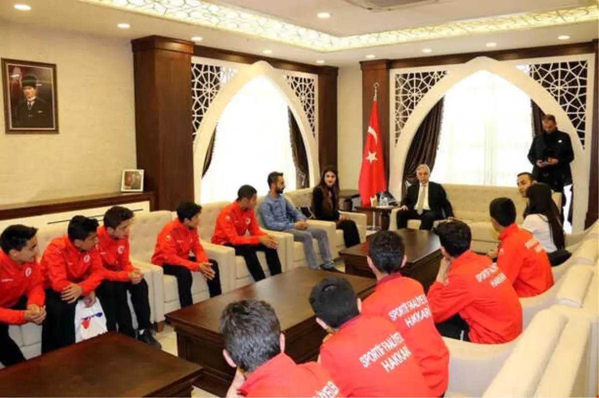 U16 Basketbol Takımı Oyuncularından Vali Toprak\'a Ziyaret