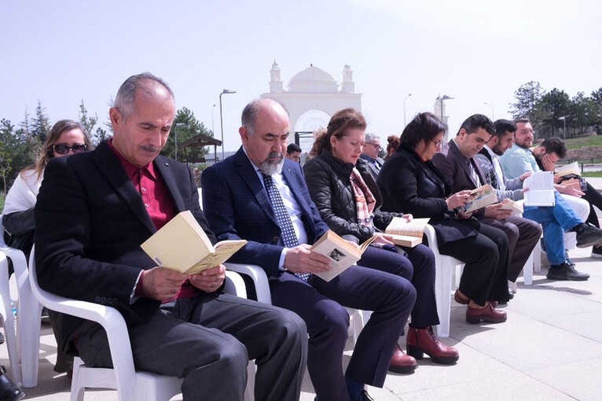 Üniversite Bahçesinde Saatlerce Kitap Okudular
