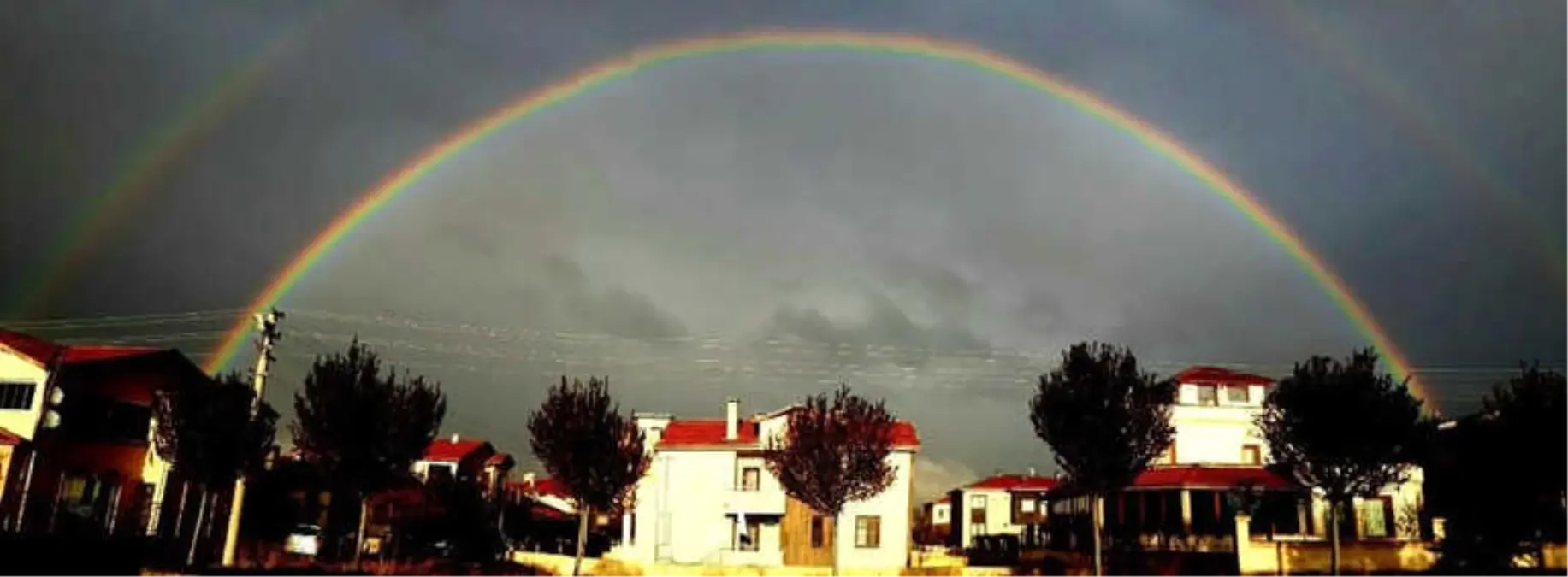 Yağmur Sonrası Oluşan Gökkuşağı Kendisine Hayran Bıraktı