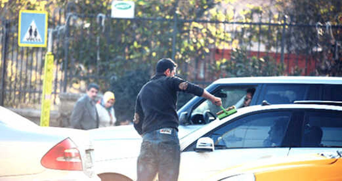 Zorla Araç Camını Silip, Para Vermeyen Polisi Darpettiler! Mahkeme, Nitelikli Yağmadan Hapis Verdi