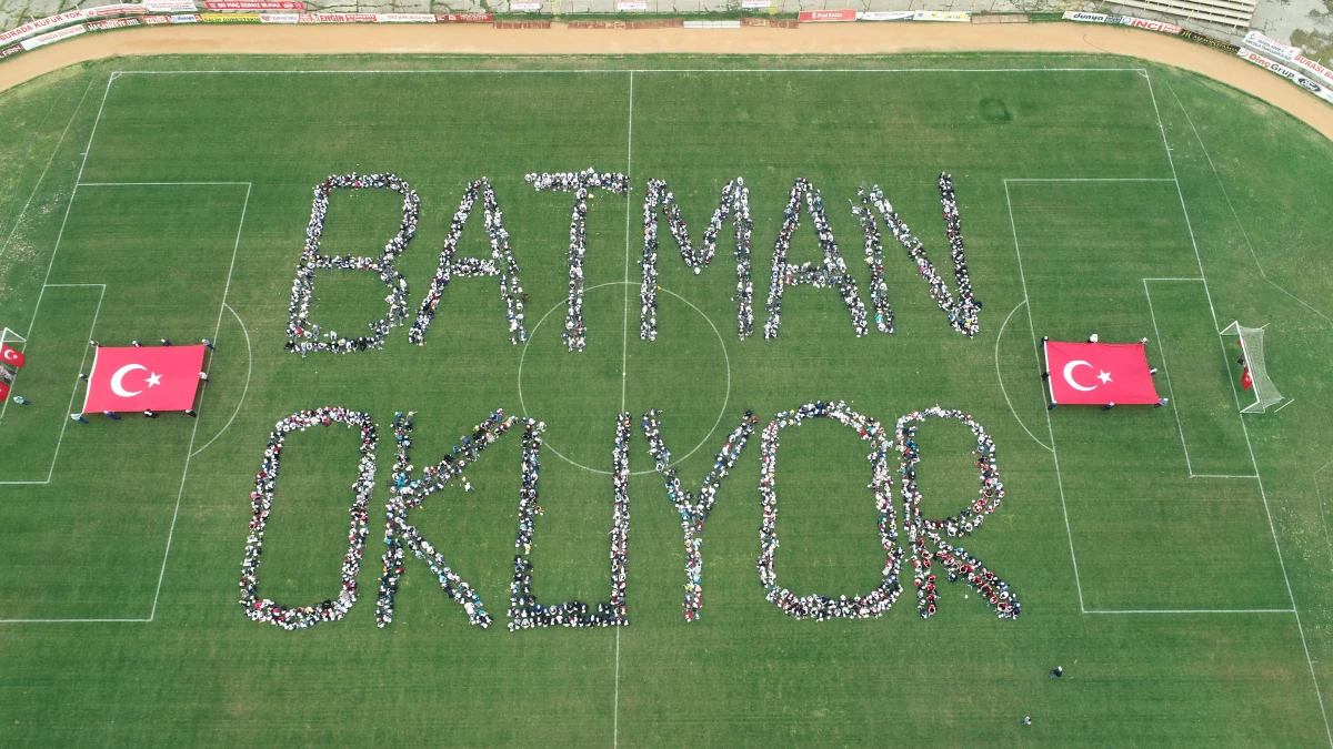 Batman\'ta Aynı Anda Kitap Okuyan 2 Bin Öğrenci, Renkli Görüntüler Oluşturdu