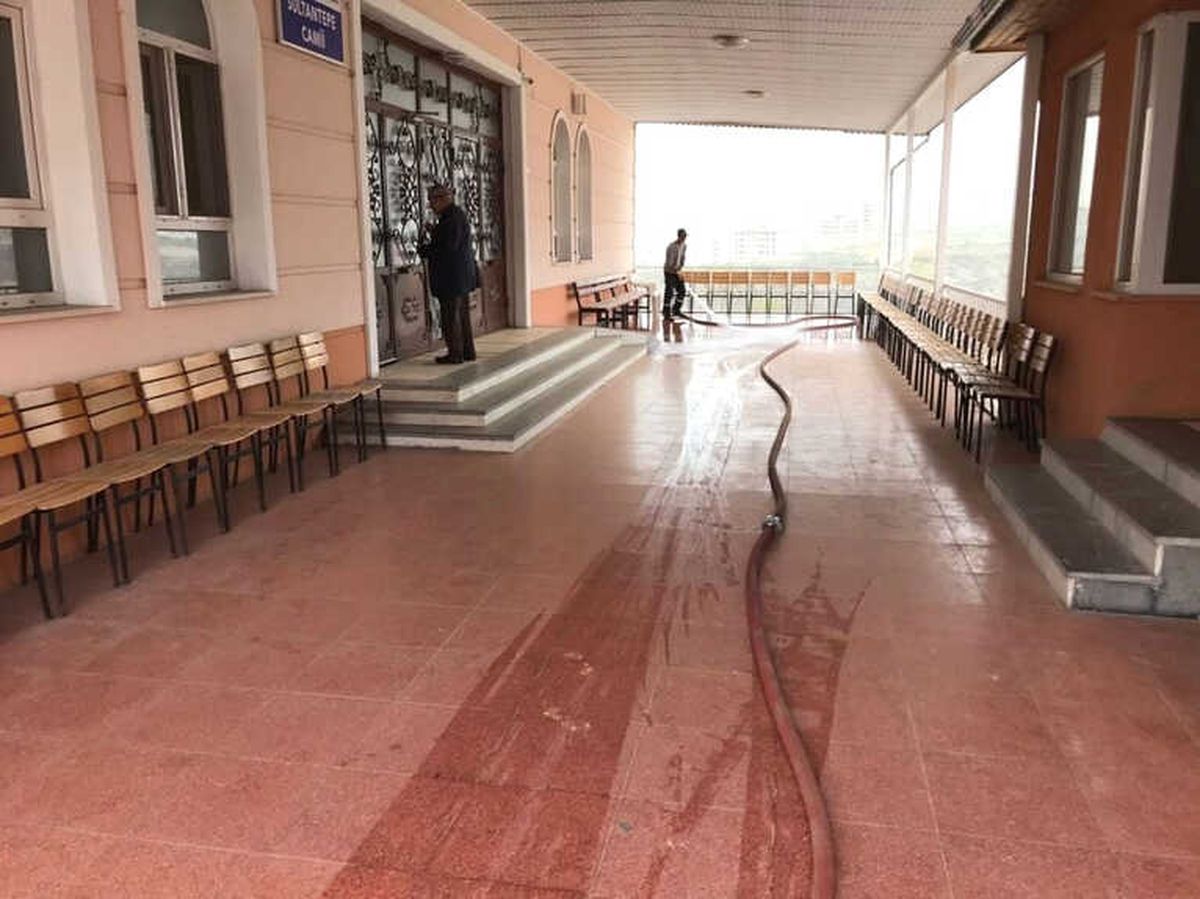 Cami Avluları Gül Suyuyla Yıkanıyor