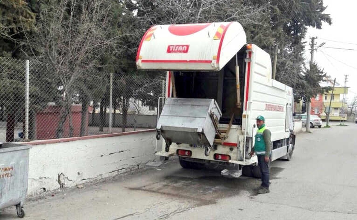 Çöp Konteynırlarında Günlük Temizlik Yapıyor