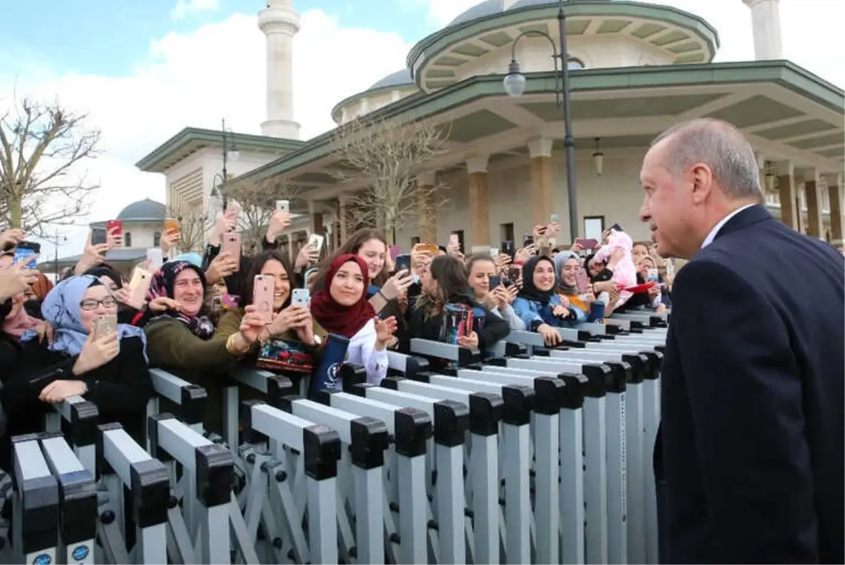 Cuma Namazını Millet Camii\'nde Kılan Vatandaşlardan Cumhurbaşkanı Erdoğan\'a Sevgi Seli