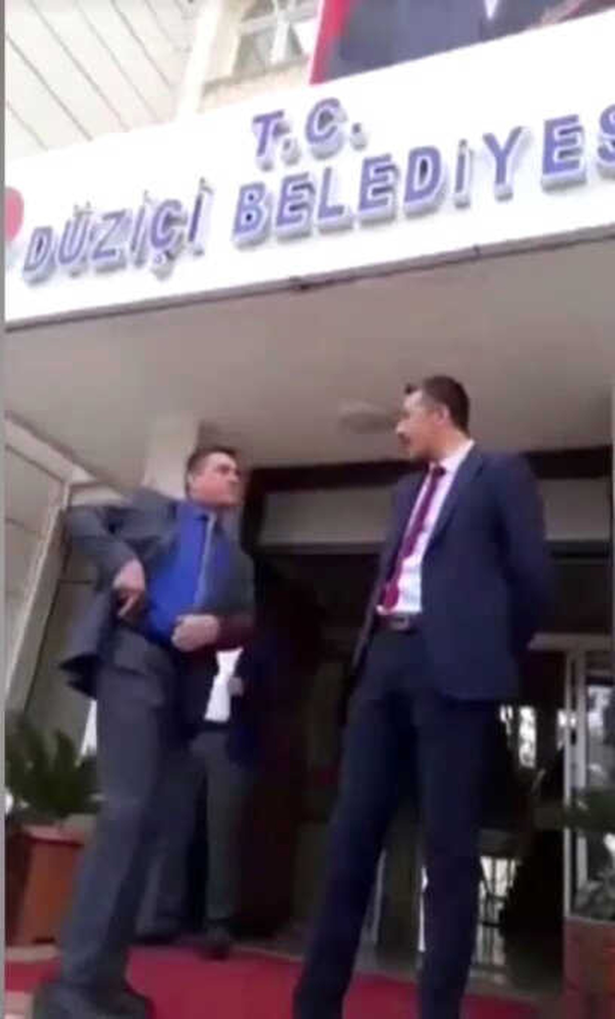 Düziçi Belediyesi Önünde Çalışanların Silahlı Kutlaması