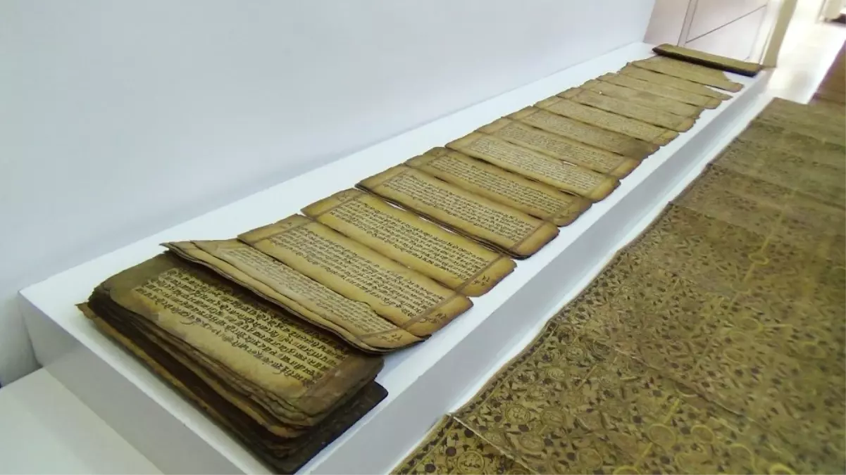 El Yazması Paha Biçilemez Peygamberler Şeceresini Yurt Dışına Kaçırmaya Çalışan Şebeke Çökertildi:...