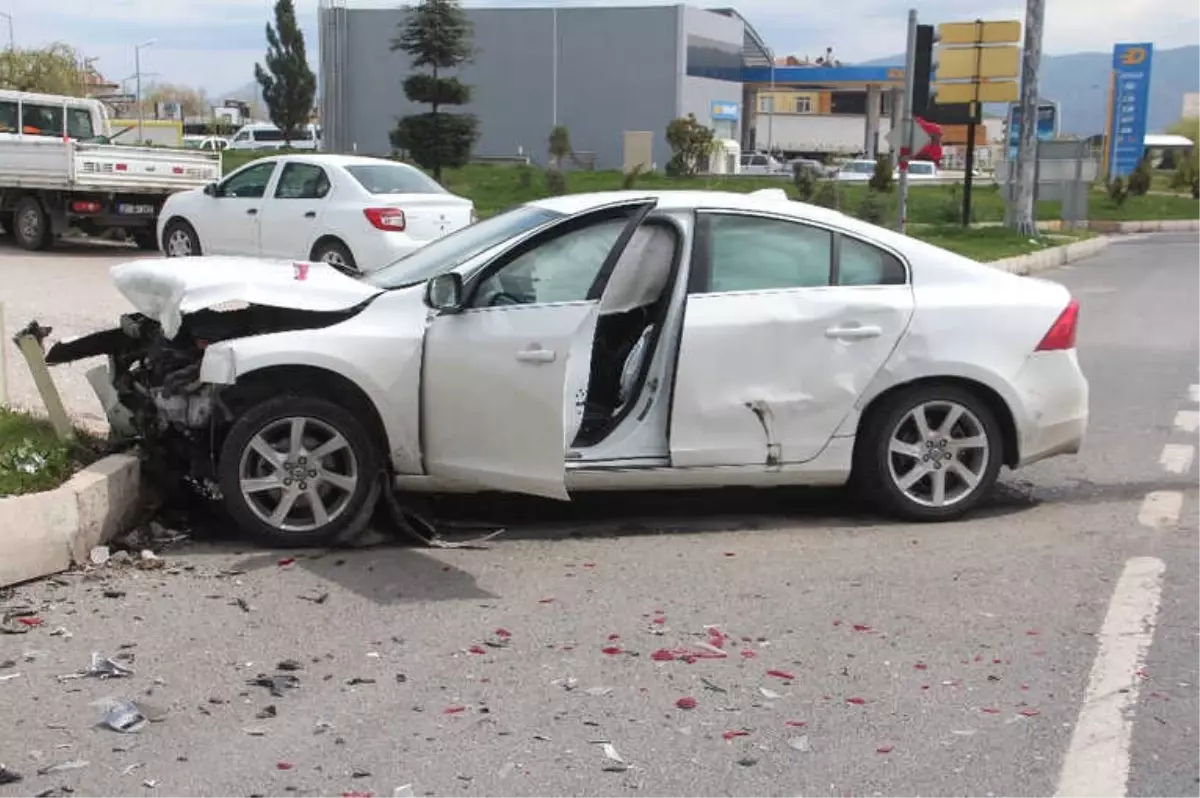 Elazığ\'da Trafik Kazası: 2 Yaralı