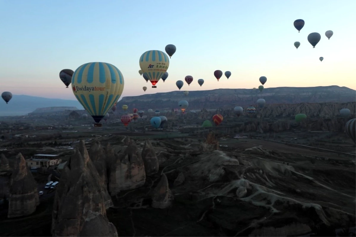 Kapadokya\'da Balon Turlarına Olumsuz Hava Şartları İzin Vermedi