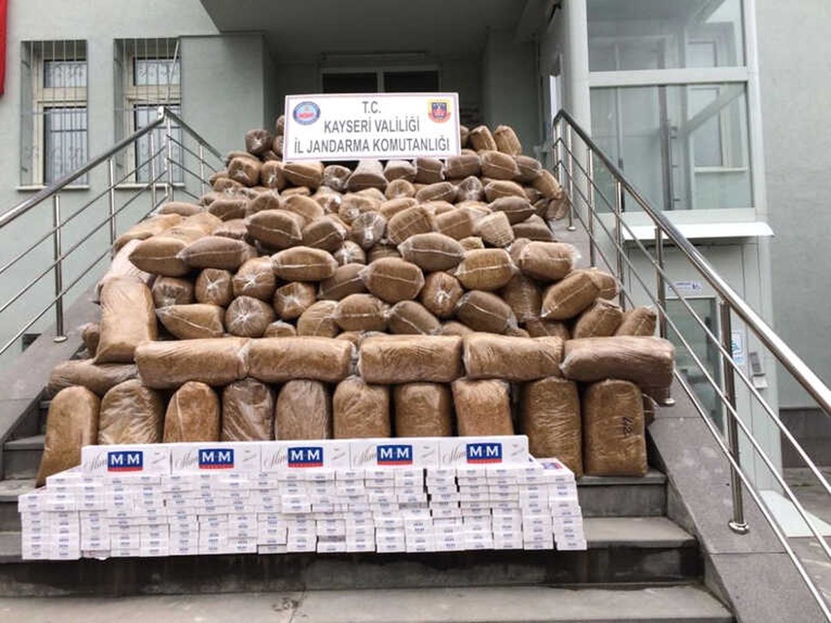 Kargo Araçlarından 2 Ton Kaçak Tütün Ele Geçirildi
