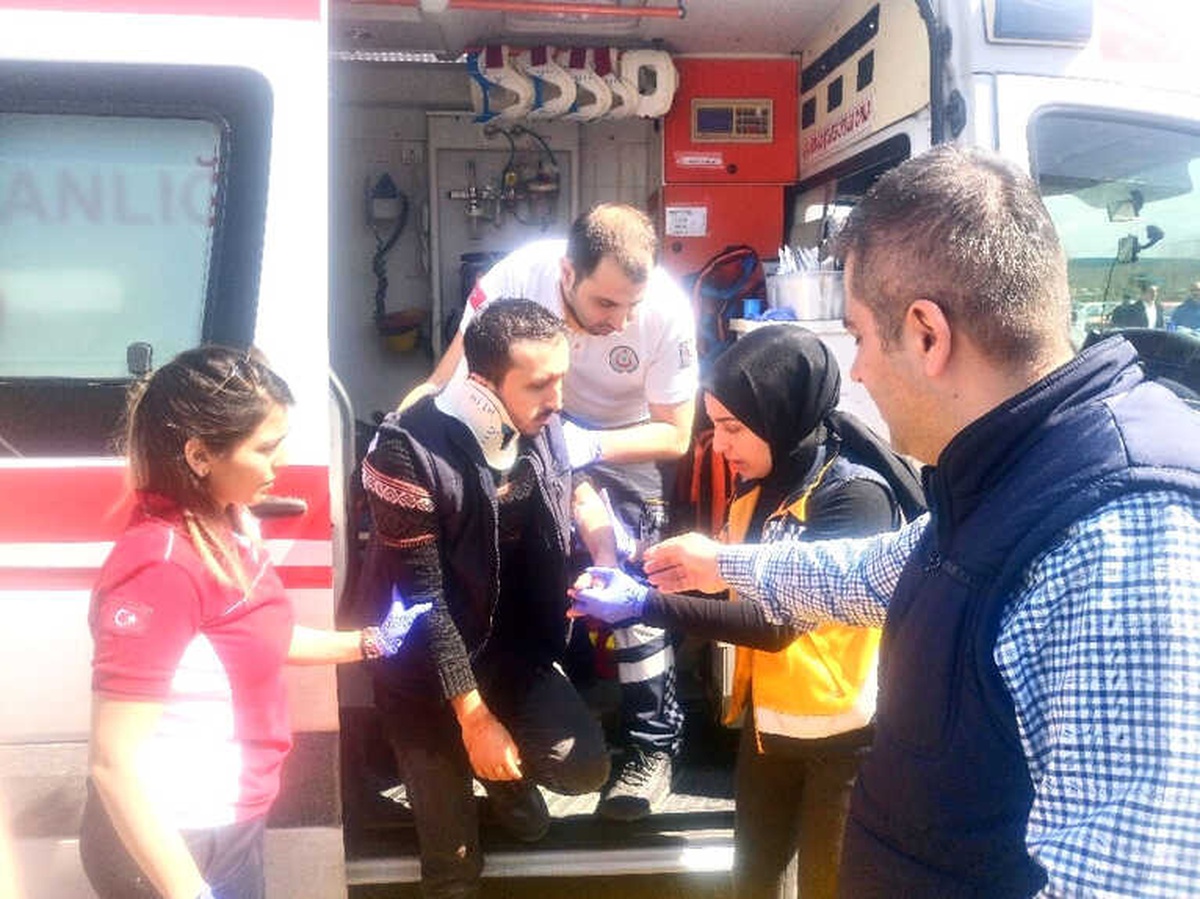 Kocaeli\'de İki Otomobil Çarpıştı: 5 Yaralı