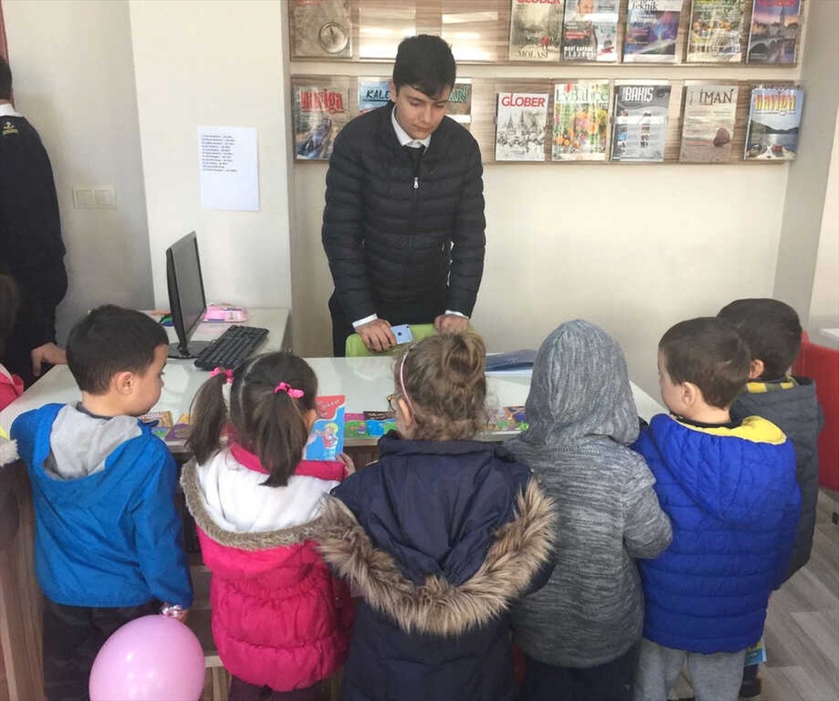 Liseliler Anaokulu Öğrencileri İçin Kitap Okudu