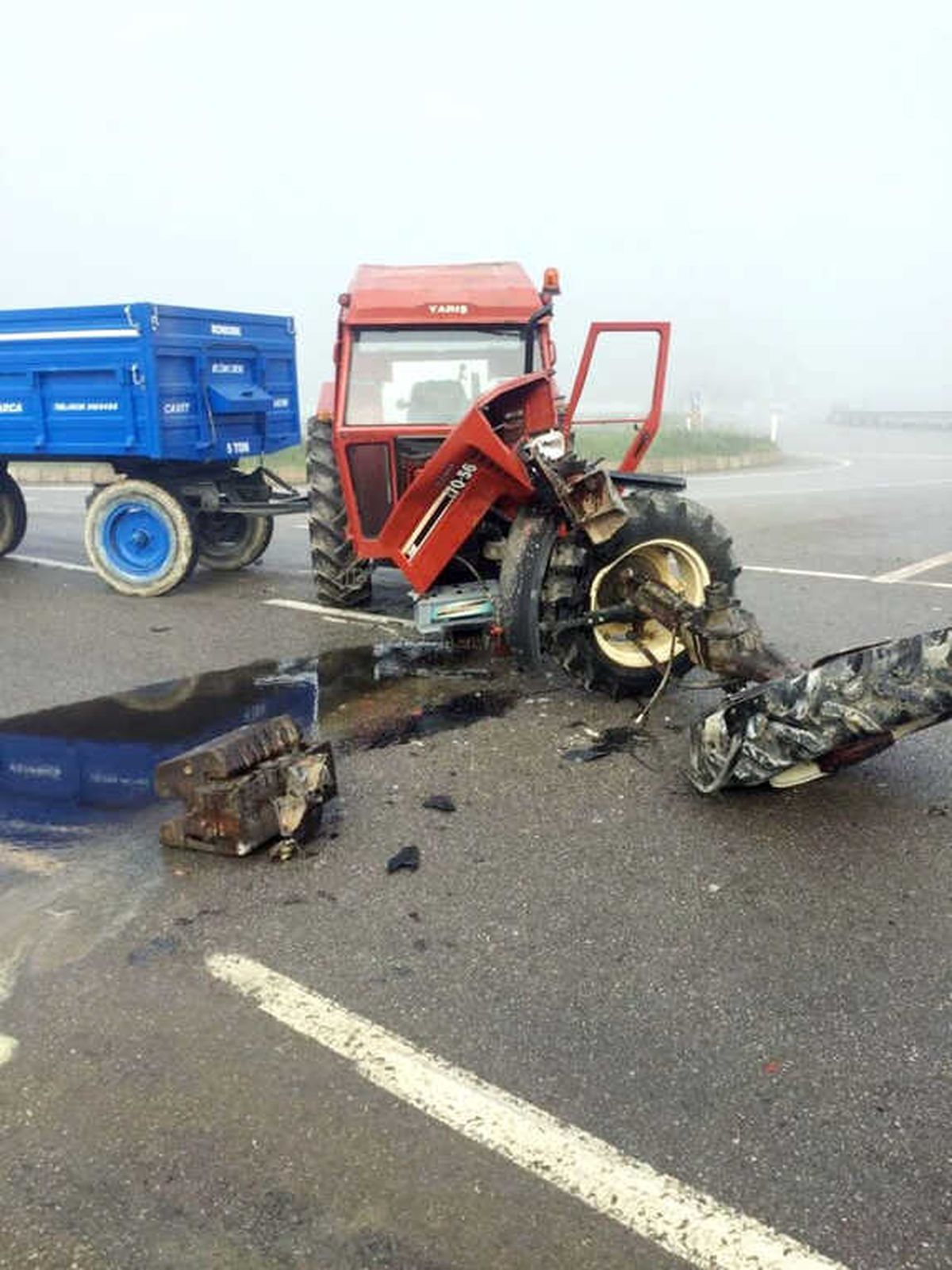 Minibüsle Çarpışan Traktör İkiye Bölündü: 2 Yaralı