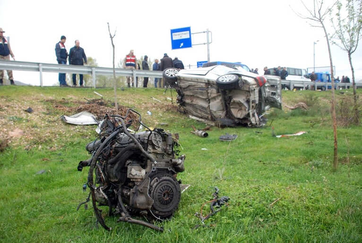 Tokat\'ta Otomobil Tarlaya Uçtu: 2 Ölü