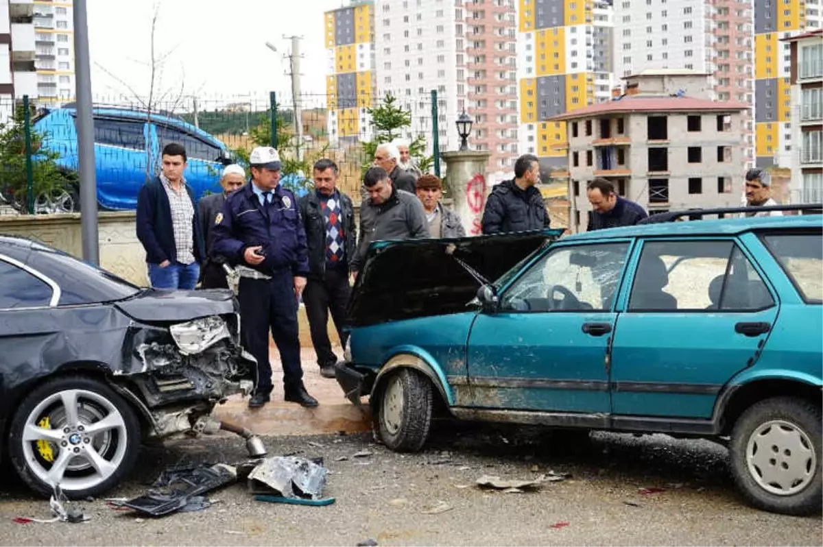 Yoldan Çıkan Araç, Park Halindeki Otomobile Çarptı: 3 Yaralı