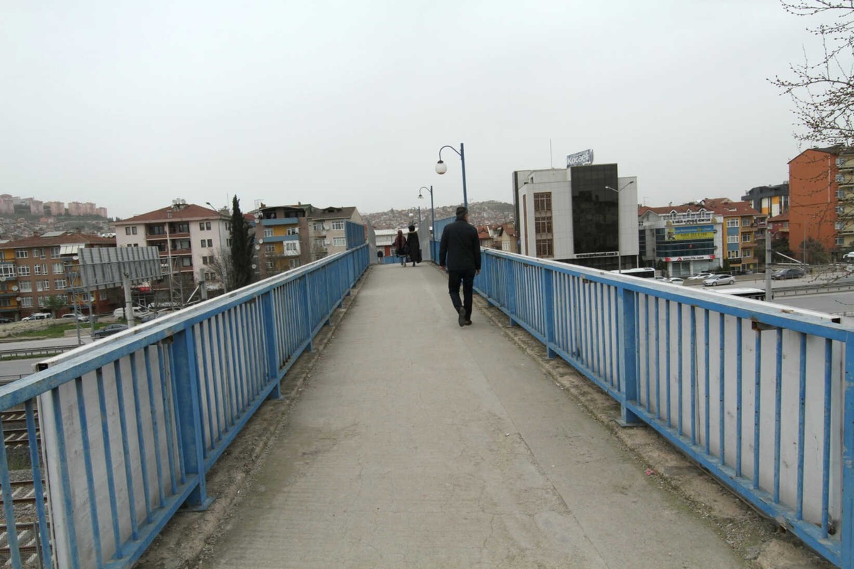 42 Evler Yaya Köprüsü\'nde Yer Teslimi Bekleniyor