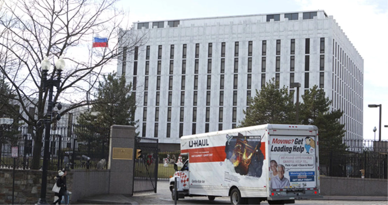 ABD\'nin Gönderme Kararı Aldığı Rus Diplomatlar Washington Büyükelçiliği\'nden Ayrıldı