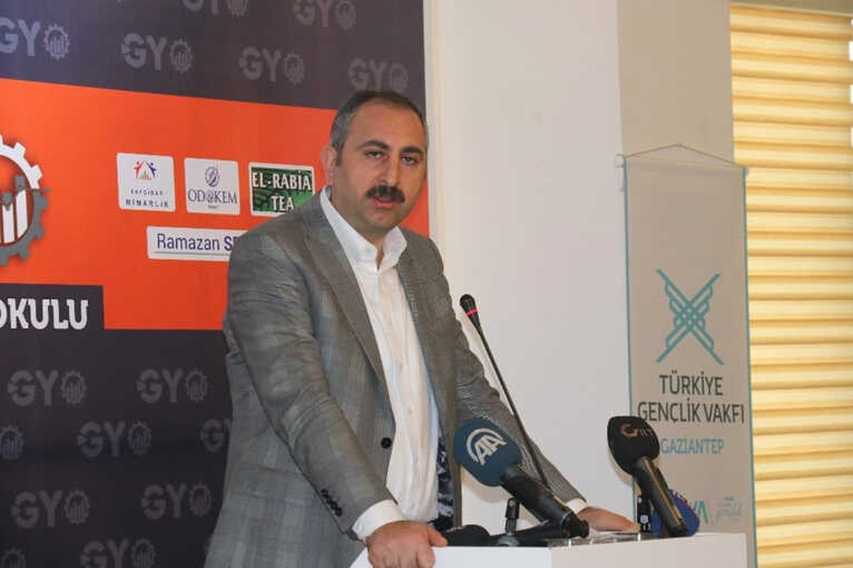 Adalet Bakanı Gül\'den Pergel Örnekli Millilik Dersi