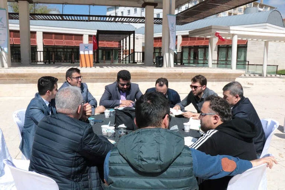Ahi Torunları Külliye\'de Kitap Okuyor