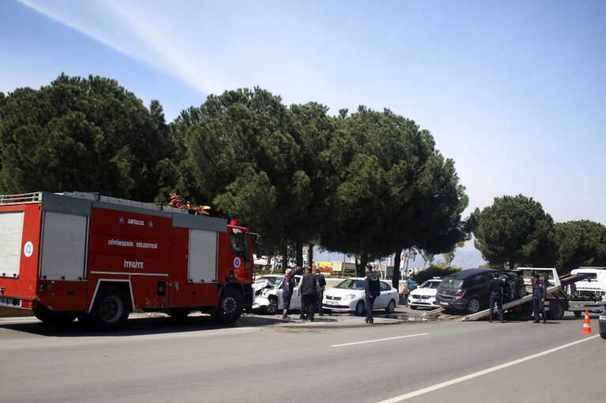 Antalya\'da 3 Araçlı Zincirleme Kaza: 2 Yaralı