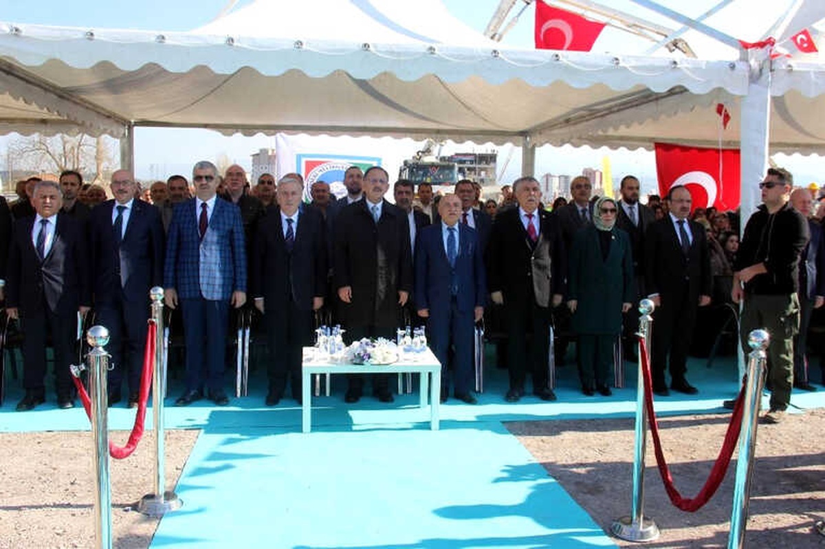 Bakan Özhaseki: "Evlerimizi Depreme Karşı Dayanıklı Yapmalıyız"