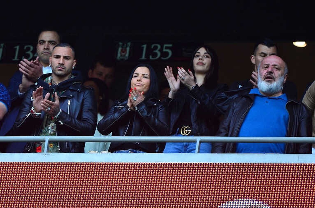 Cezalı Yıldızlar Tribünde, Negredo Maskeyle Sahada