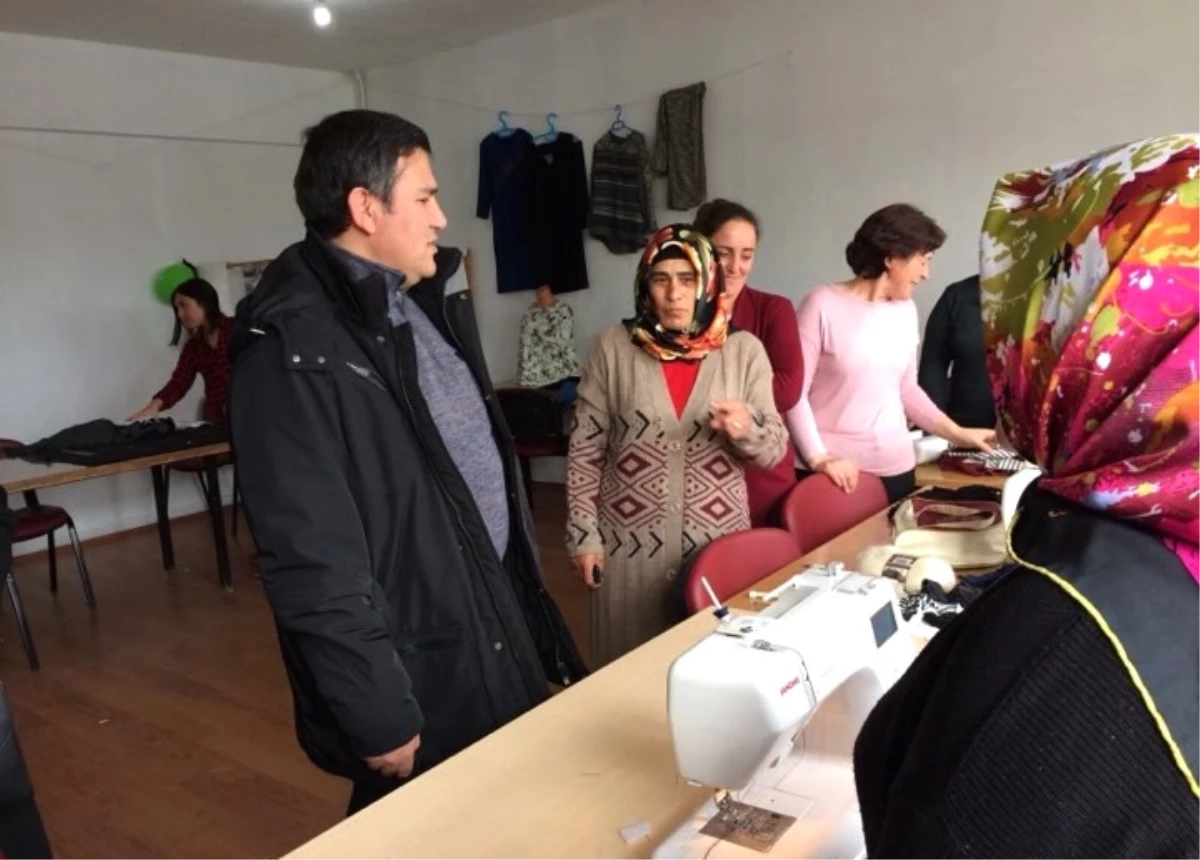 Çıldır\'da Kaymakamı İmamoğlu, Dikiş- Nakış Kursunu Ziyaret Etti