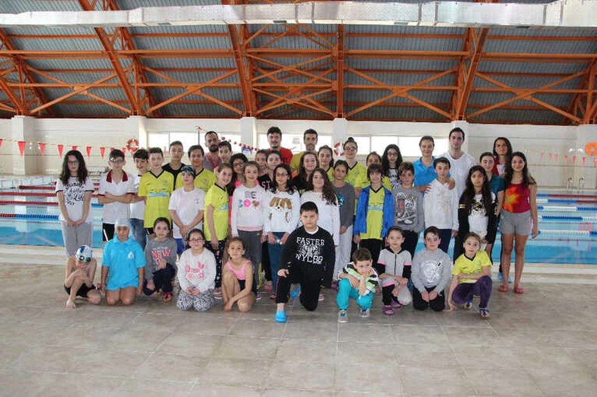 Düzce\'de Okul Sporları Yüzme Yarışları Yapıldı