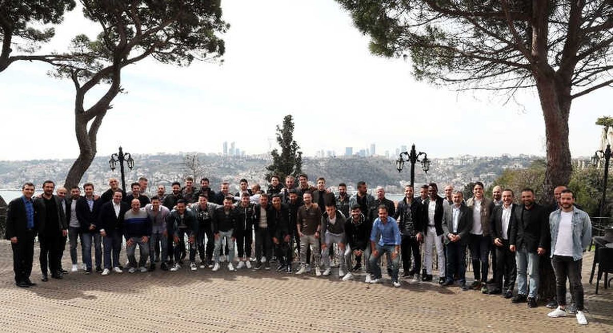 Fenerbahçeli Oyuncular, Yöneticilerle Yemekte Bir Araya Geldi