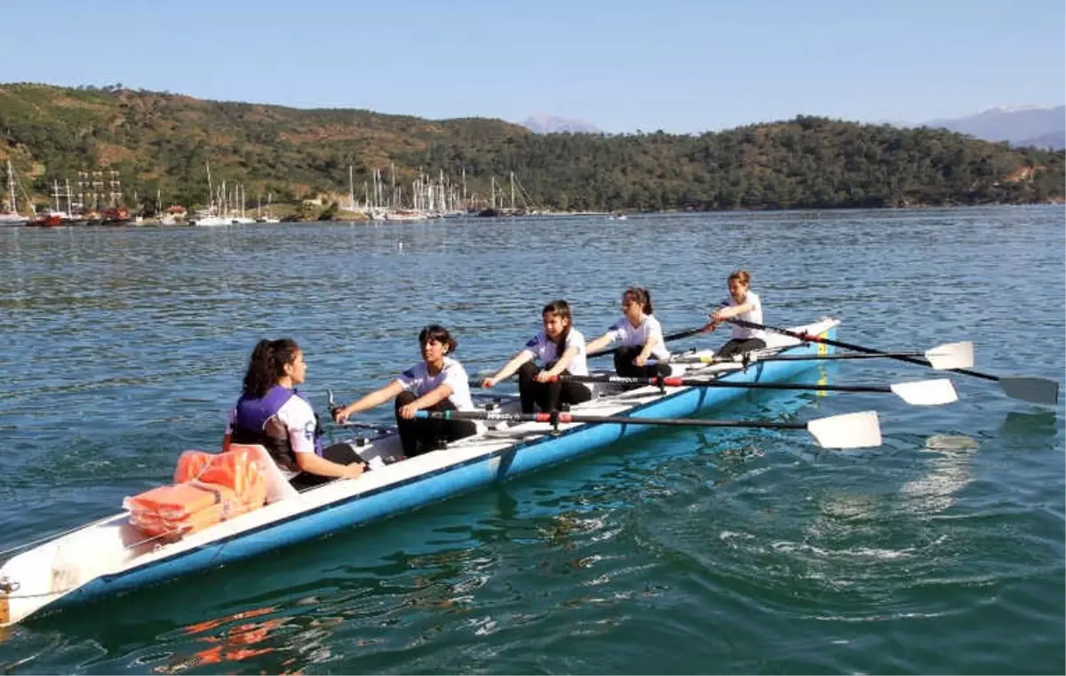 Fethiye\'de Akdeniz Kupası Kürek Yarışları Heyecanı