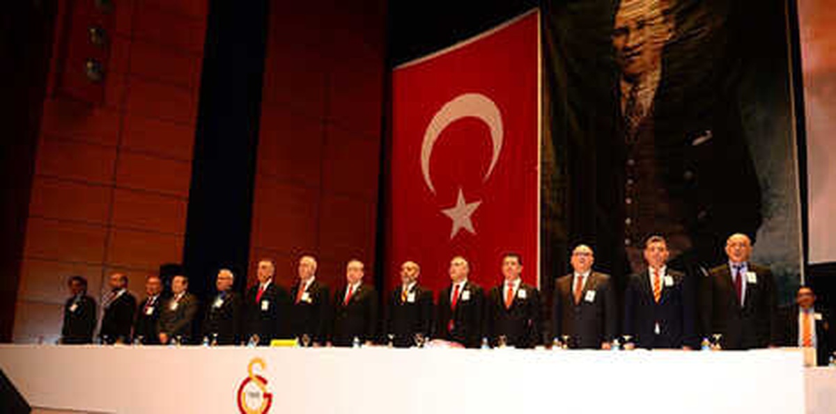 Galatasaray Mali Genel Kurulu\'nda Kavga Çıktı