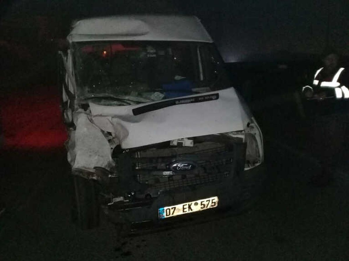 İzmir\'de Minibüs ile Tır Çarpıştı: 4 Yaralı