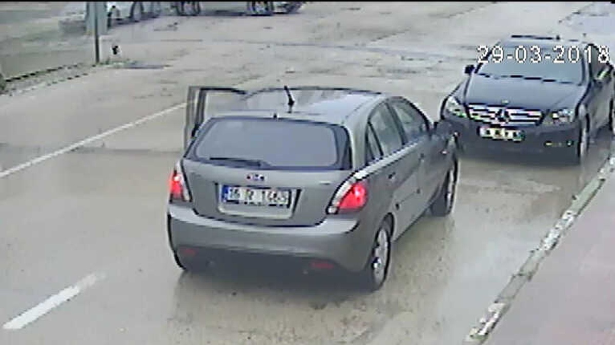 Kadın Sürücüye Çarpıp, Kopan Plakasını Alıp Kaçtı