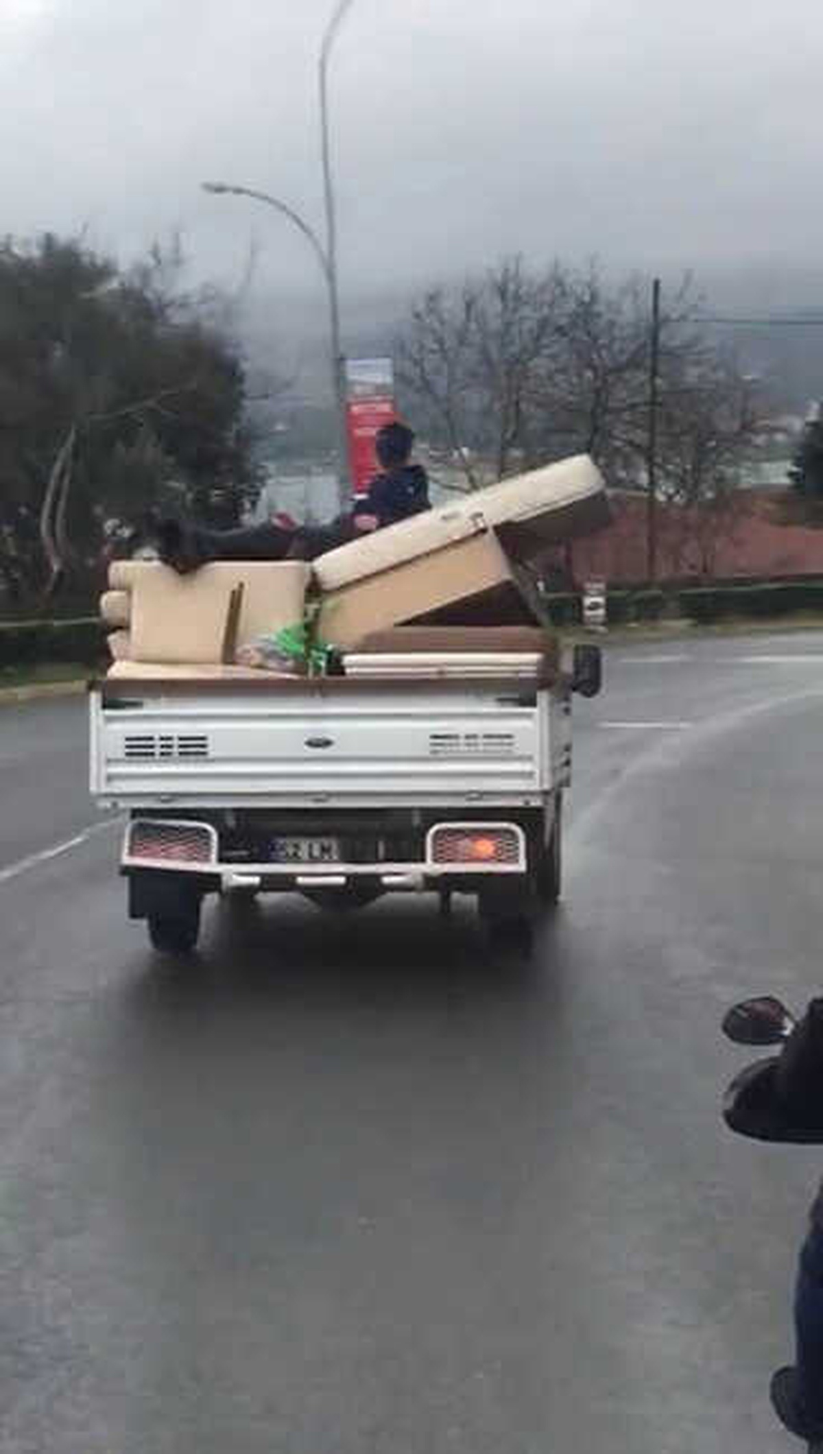 Kamyonet Kasasında Tehlikeli Yolculuk