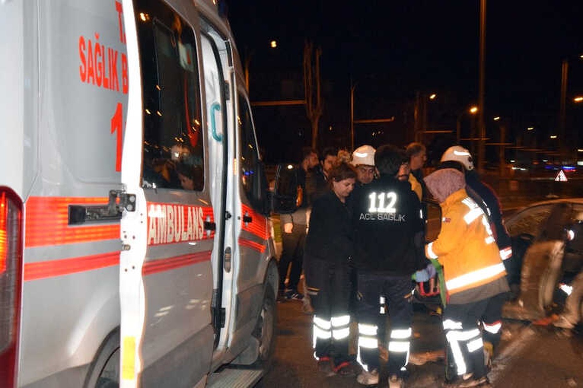 Malatya\'da Refüje Çarpan Otomobil Takla Attı: 4 Yaralı