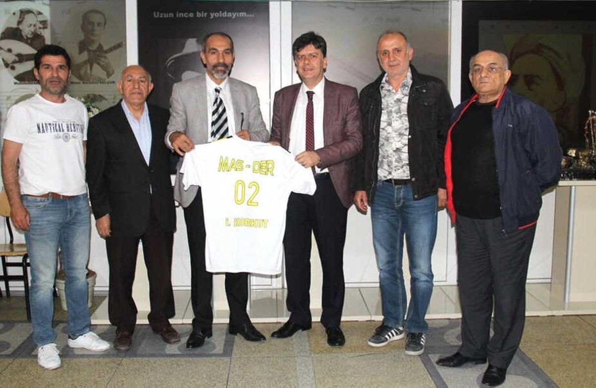 Müdür Korkut\'a Forma Hediye Edildi