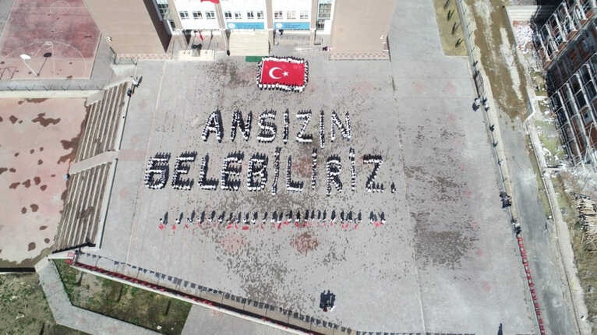 Öğrencilerden "Ansızın Gelebiliriz" Gösterisi
