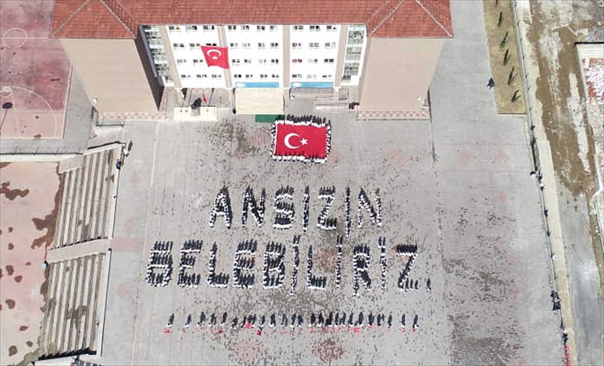 Öğrencilerden "Ansızın Gelebiliriz" Koreografisi