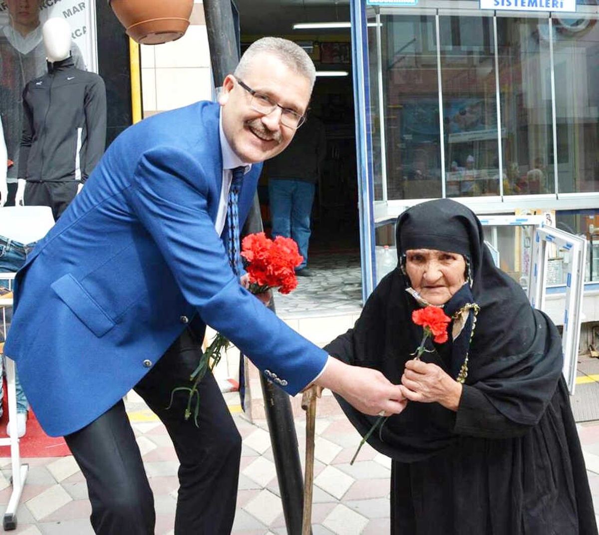 Özkan: "Yaşlılar Toplumun Rehberidir"