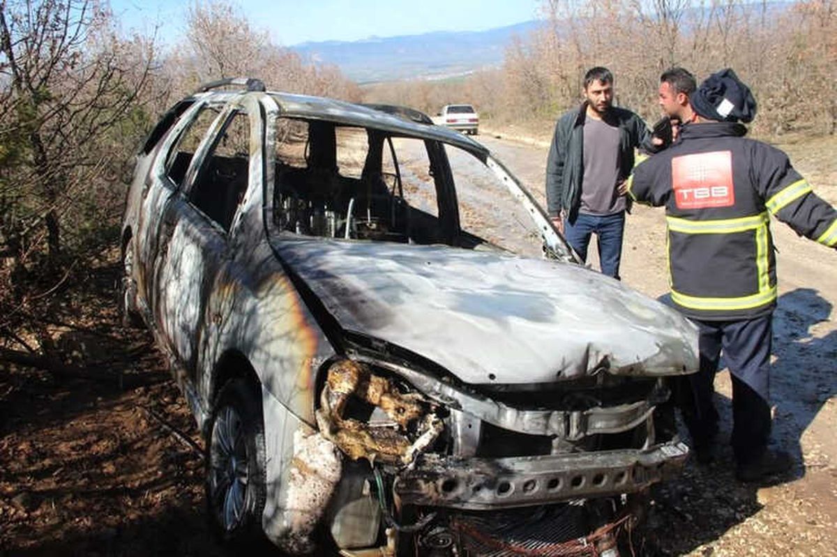 Seyir Halindeki Otomobil Alev Aldı