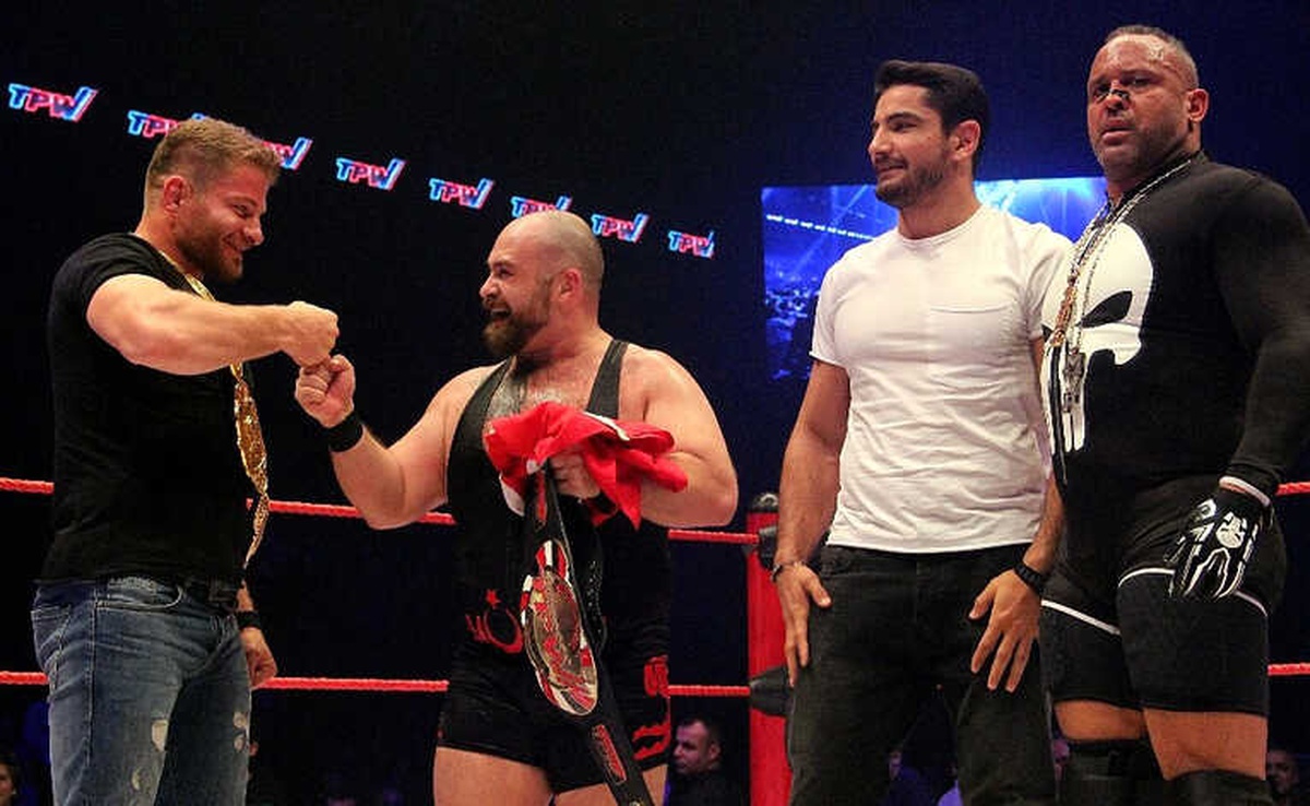 Taha Akgül ve İsmail Balaban\'a Plaket Verildi